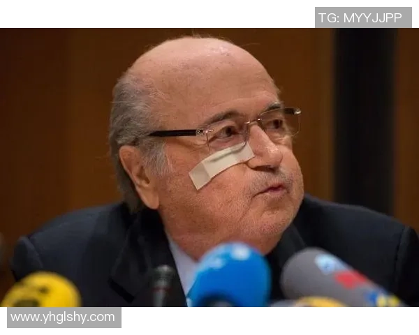 足球明星在聚光灯下的忐忑生活瞬间揭秘与背后的真实故事 足球明星在聚光灯下的忐忑生活瞬间揭秘与背后的真实故事