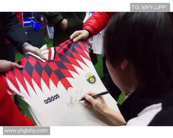 足球明星微笑签名瞬间展现亲和力与球迷互动的温馨时刻 足球明星微笑签名瞬间展现亲和力与球迷互动的温馨时刻
