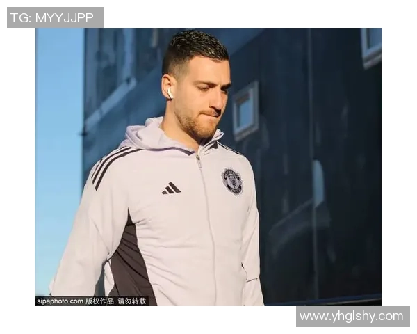 足球明星展现多才多艺唱歌视频引发球迷热议与欢笑