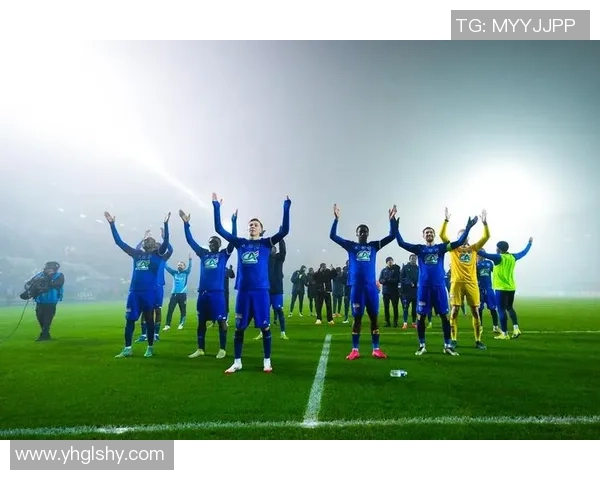 足球明星拍立得瞬间定格球场传奇与激情时刻的完美结合 足球明星拍立得瞬间定格球场传奇与激情时刻的完美结合