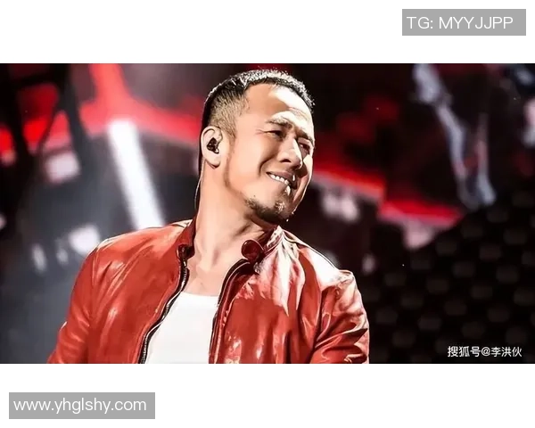 足球明星杨坤高清图片展示他的风采与魅力，尽显运动员的风范与激情