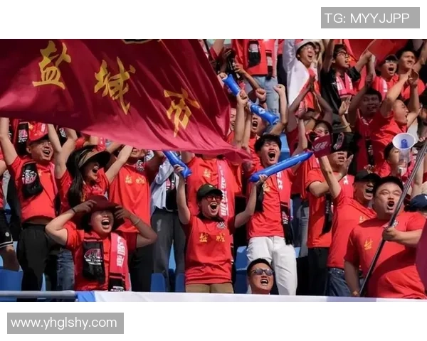 足球明星现身机场直播粉丝热情高涨互动不断引发关注