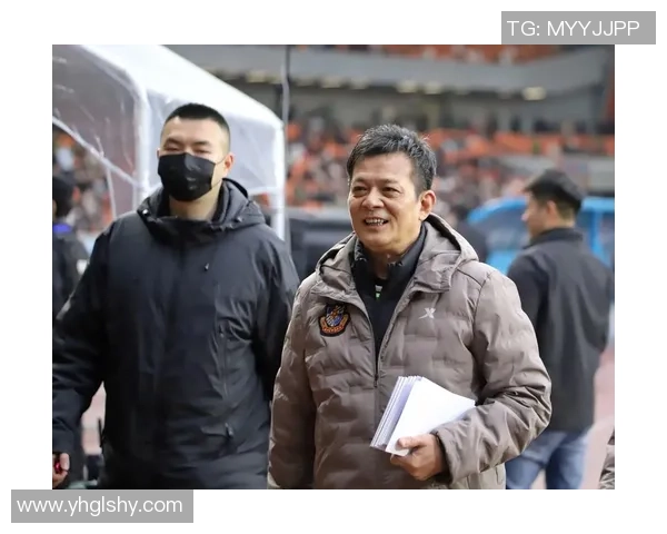 足球明星穿西装在抖音上展现魅力风采引发热议与粉丝热情互动